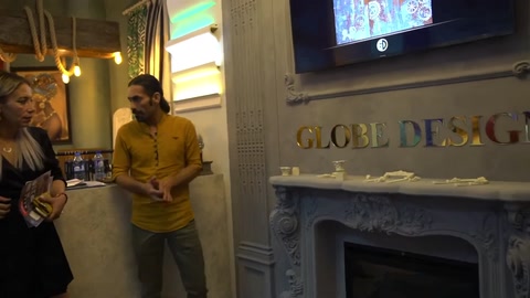Şömine ve duvar kartonpiyeri Globe Design yazılı panelin önünde