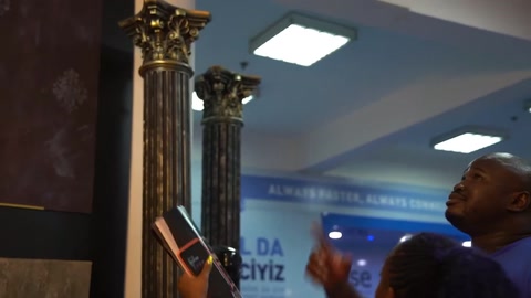 Korint sütun başlığı ve kartonpiyer detayları yakından gösteriliyor