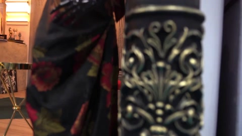 Koyu renk boyalı sütun üzerinde kabartma çiçek deseni yakın çekim