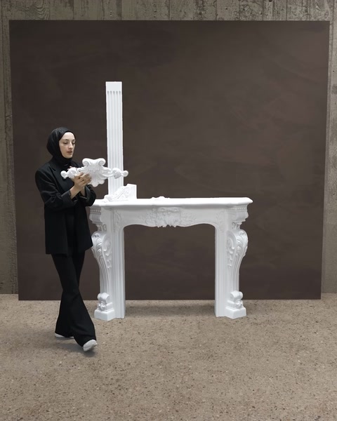 Küçük süsleme parçası şömine üstündeki kombinasyona eklenmiş