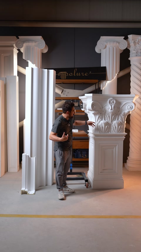 Atölyede Korint başlıklı sütun modelinin detayları tanıtılıyor.
