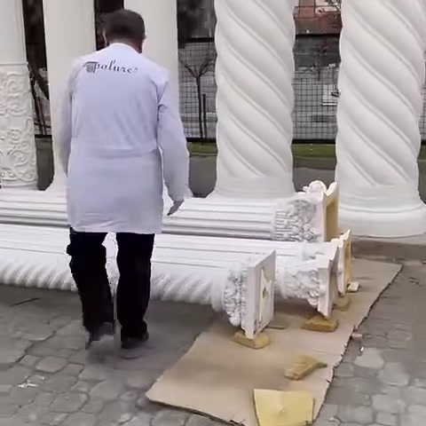 Burmalı ve düz sütun modelleri sergileme alanında birlikte görülüyor
