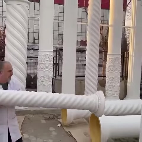 Usta, uzun burmalı sütun gövdesini yatay konumda kavrıyor