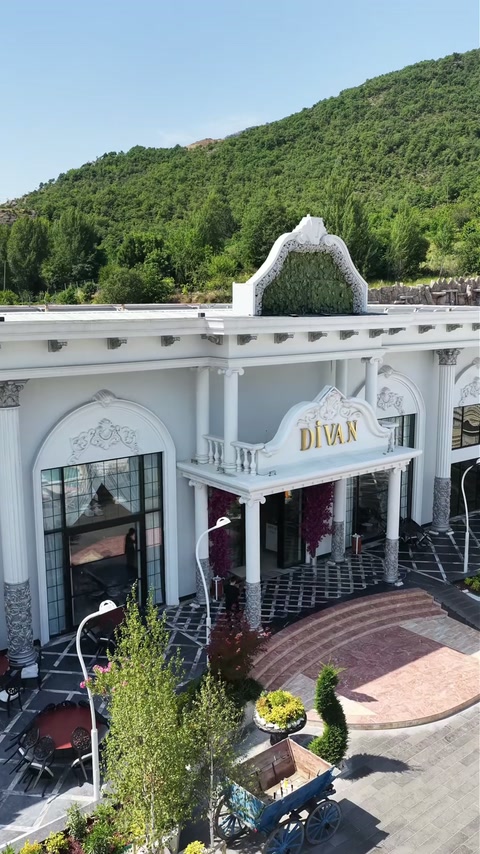 Restoran girişinde kemerli taç, sütunlar ve korkuluklar bütünleşiyor