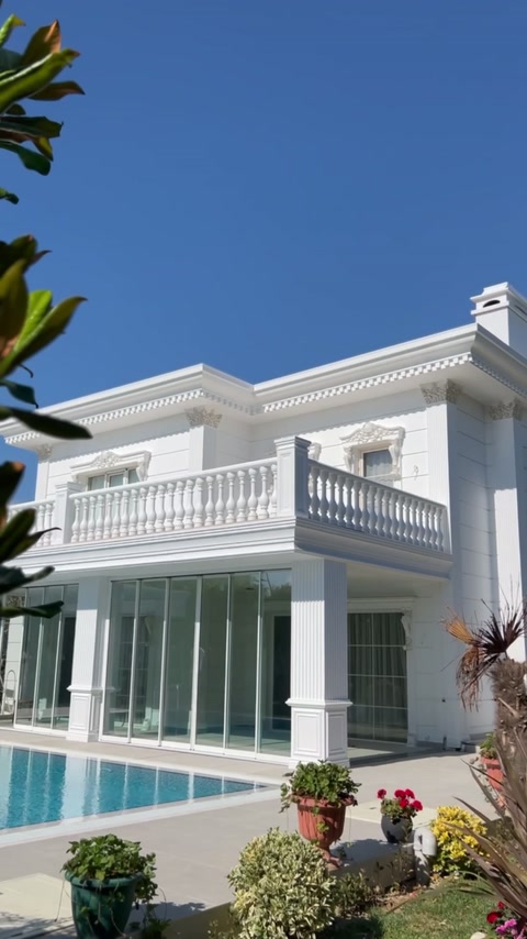 Konut cephesinde söveler, balkon korkulukları ve kornişler birlikte kullanılıyor