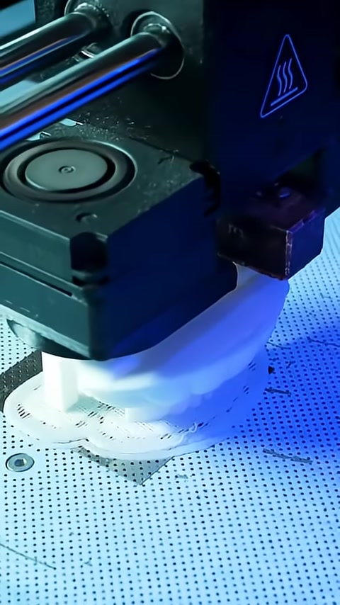 3D yazıcıda beyaz minyatür dekoratif parçanın üretim aşaması görülüyor