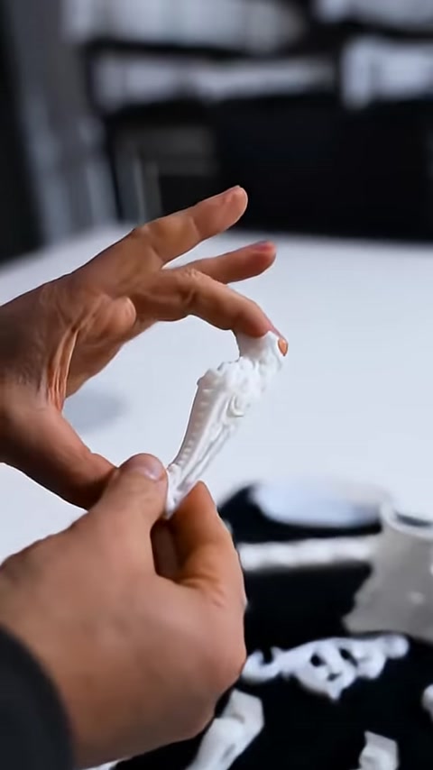 Kabartmalı minyatür payandanın formu iki parmak arasında gösteriliyor