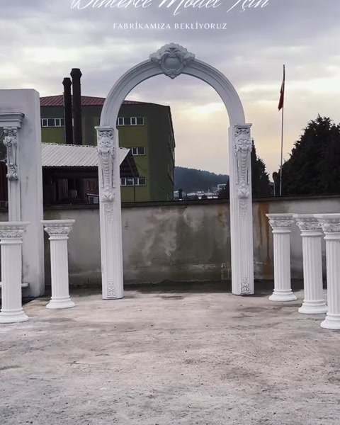 Dekoratif kemer, iki yandaki sütun sıralarıyla birlikte sergileniyor