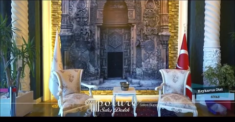 Oturma alaninda kemerli ayna cercevesi ve sutun basligi