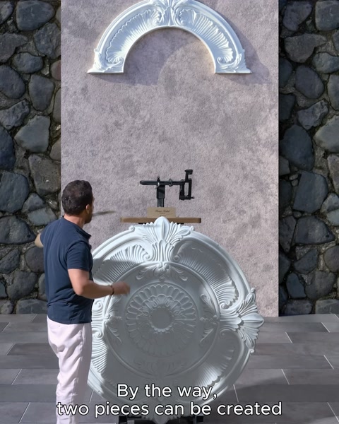 Tek gobekten elde edilen iki kemer parcasi duvarda