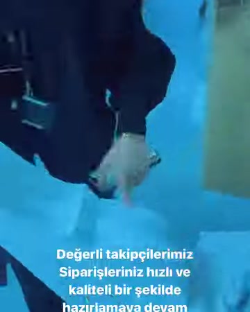 Dekoratif parçanın kenarında elle kalite kontrolü gerçekleştiriliyor.