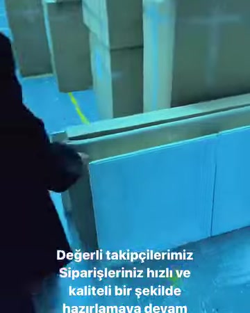 Farklı genişliklerdeki düz poliüretan profiller dikey olarak sergileniyor.