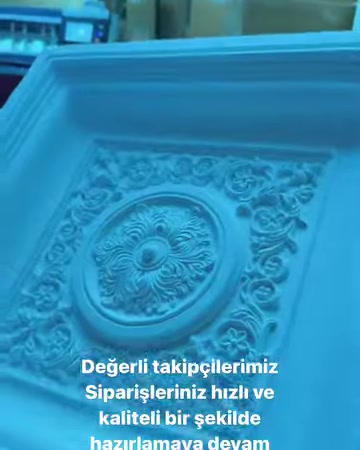 Çiçek motifli merkez ve kabartma detayları yakından görülüyor.