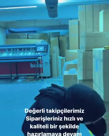Boyahane makinesi ve dekoratif üretim parçaları birlikte görülüyor.