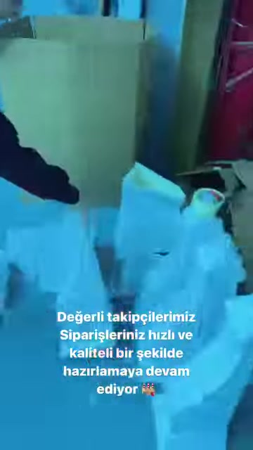 Asılı poliüretan parça boyahane bölümünde kalite kontrolünden geçiriliyor.