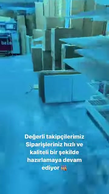 Üretim alanında farklı boyutlardaki poliüretan dekoratif parçalar bekletiliyor.