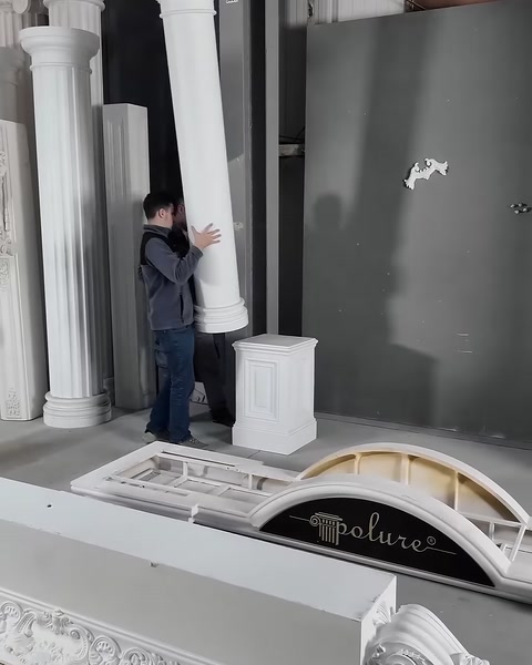 Usta, yivli sütun gövdesini dik konumda dikkatle tutuyor.