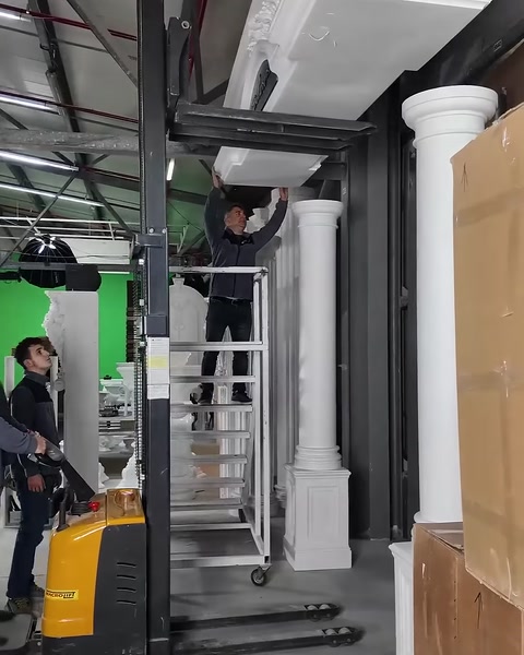 Yüksek sütunlar ve üst çerçeve atölyede birlikte kuruluyor.