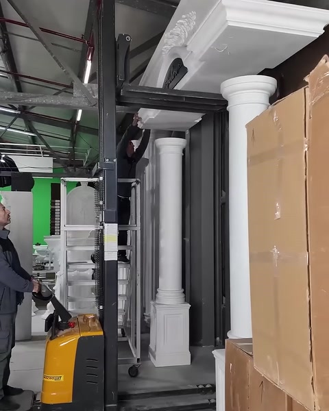 Tam boy sütunlu giriş çevresi montaj alanında şekilleniyor.
