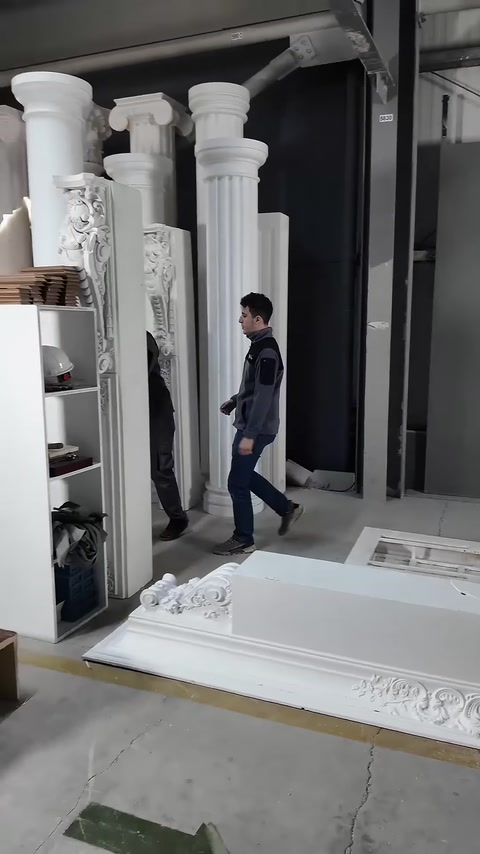 Atölyede farklı gövde ve başlıklara sahip dekoratif sütun modelleri sergileniyor.