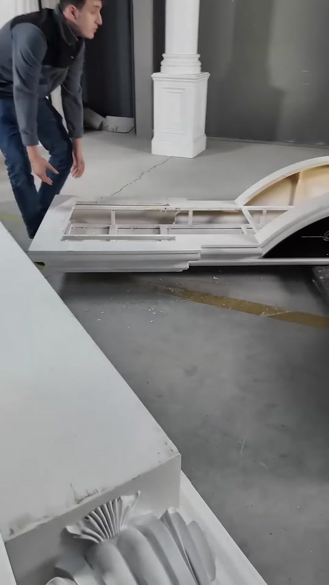 Kapı üstü taç parçaları montaj öncesinde zeminde birleştirilerek kontrol ediliyor.