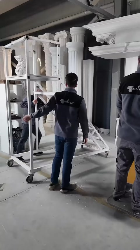 Tekerlekli çalışma merdiveni yüksek kapı tacının altına getiriliyor.