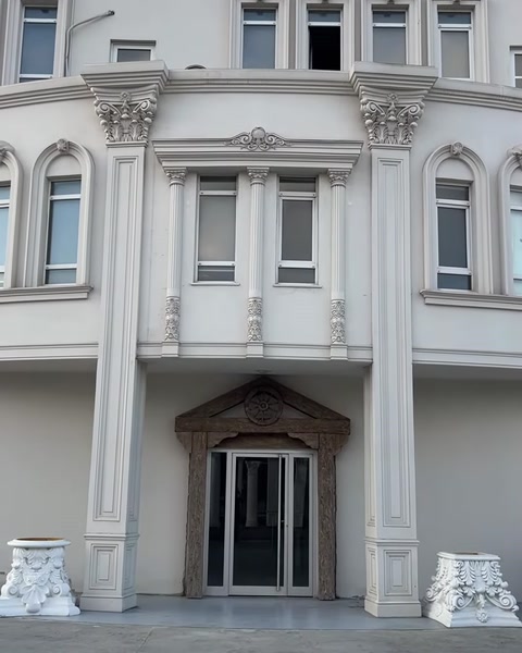 Klasik villa girişinde sütunlar ve cephe süslemelerinin genel görünümü