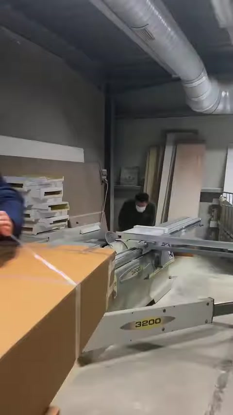 Kesim makinesinin yanında uzun poliüretan söve parçaları hazırlanıyor.