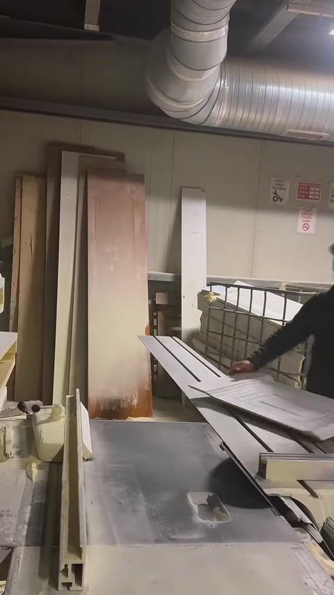 Usta, kesilmiş dekoratif panel parçasını çalışma alanına alıyor.