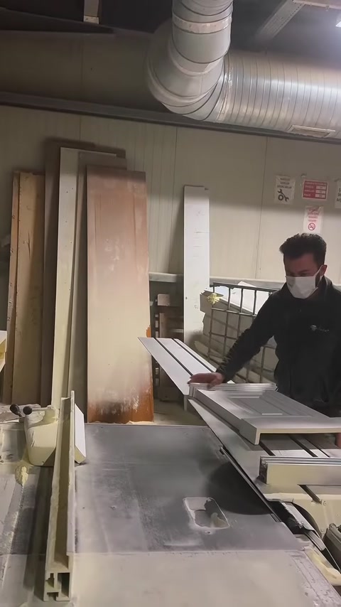 İşlenmiş söve parçaları kesim tezgâhında son kez kontrol ediliyor.