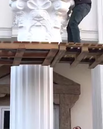 Çiçek motifli sütun başlığı üst bölüme taşınmaya başlanıyor