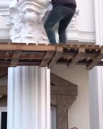 Bezemeli başlık yivli sütunun üzerine dikkatle yaklaştırılıyor