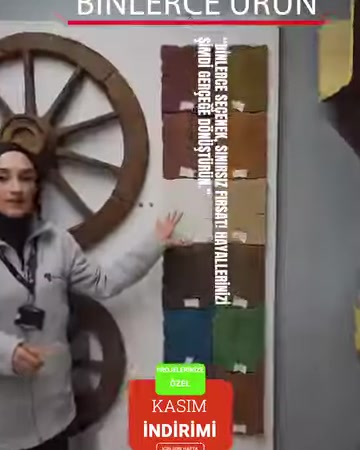 Farklı renklerde duvar panelleri ve dairesel dekoratif motifler