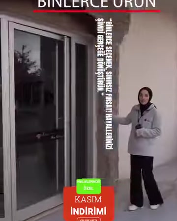 Klasik profillerle çerçevelenmiş yüksek iç mekân kapısı