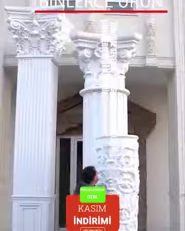 Yivli sütunlar ve işlemeli başlıklarla oluşturulan klasik giriş
