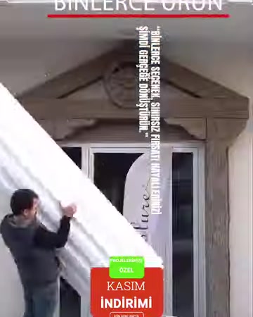 Uzun beyaz dekoratif profil iki kişi tarafından taşınıyor