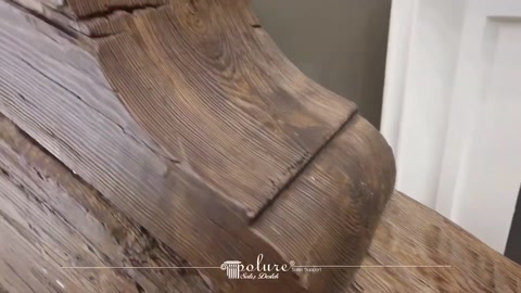 Kütük yüzeyindeki doğal ahşap dokusu yakın planda seçiliyor