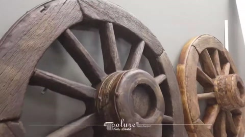 Rustik kiriş yüzeyi önünde farklı tonlarda dekoratif tekerler