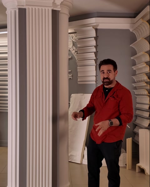 Showroom panosunda kartonpiyer ve sütun örnekleri yan yana