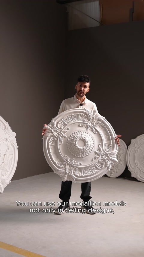 Usta büyük yuvarlak ve kabartmalı göbek modelini önden sergiliyor
