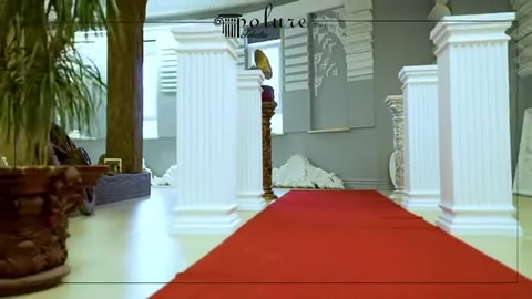 Sergi salonunda altın renkli burmalı sütun ile beyaz kısa sütun birlikte