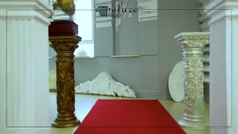 Yivli kısa sütun ve mermer desenli sütun gövdesi yan yana sergileniyor