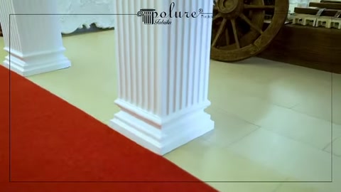 Kare gövdeli beyaz sehpa sütunu, zeminde tek başına konumlandırılmış