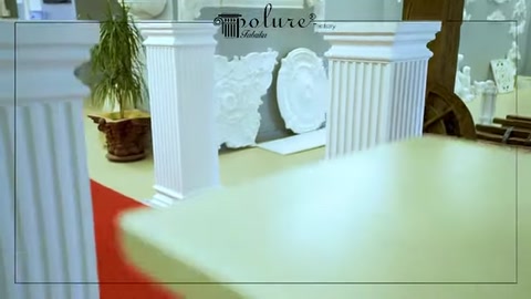 Yivli sütun gövdesine yakın çekim, yüzey dokusu ve kalıp detayı