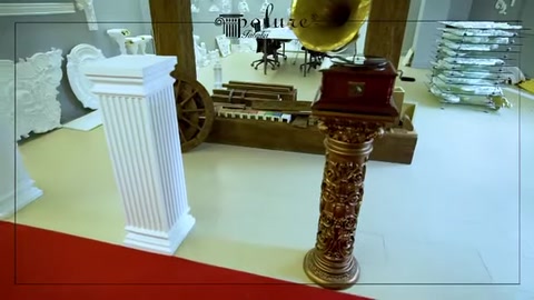 Ahşap kaide üzerinde burmalı sütun ve yanında beyaz kısa sütun modeli