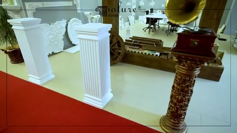 Geniş tablalı beyaz sehpa sütunu, teşhir salonunda genel yerleşim içinde