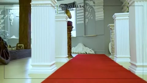 Sergi alanında farklı başlık tasarımlarına sahip kısa sütunlar