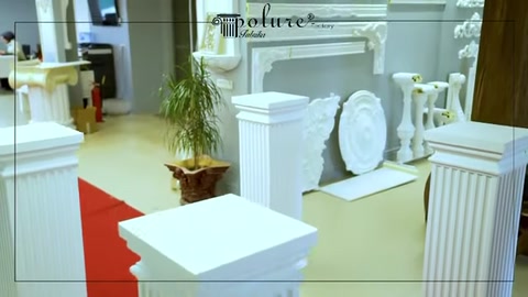 Kare tablalı sütunlar ve arka plandaki dekoratif ürünler