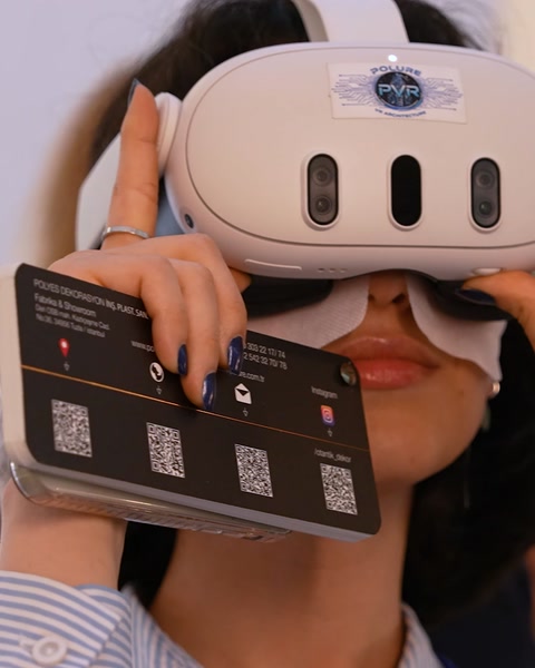 Katılımcı VR gözlükle yakından ürün deneyimliyor