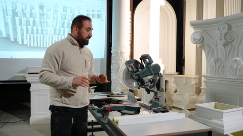 Atölyede söve kesim atölyesi tezgahı ve sütun başlığı ürünleriyle anlatım